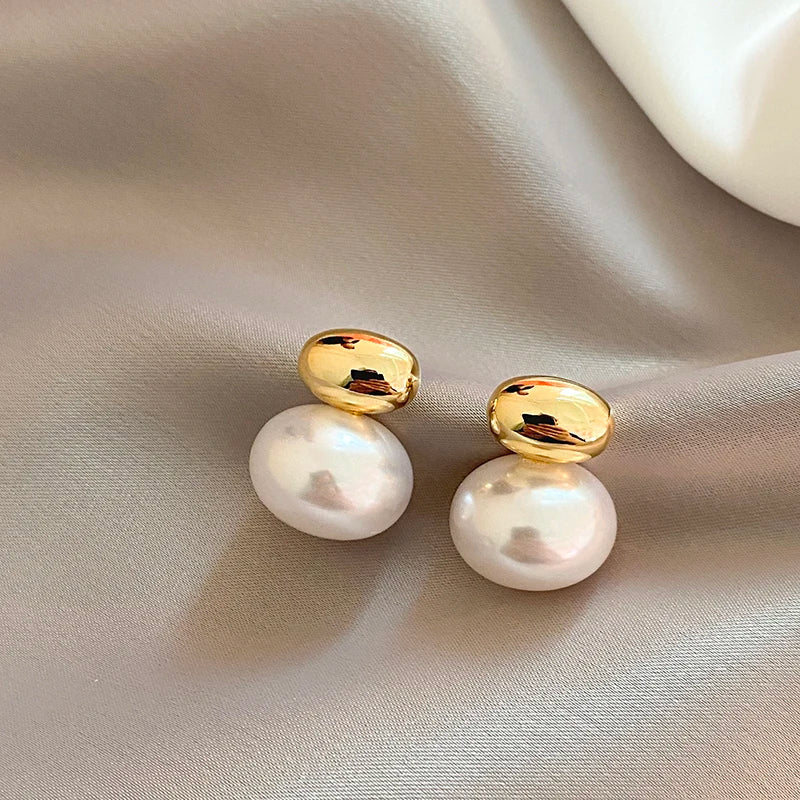 2023 New French Elegant Gold Color Bean Spliced Flat Pearl Earrings